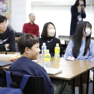 N Code Laboの生徒さん保護者さんたち。綺麗な教室で和気藹々と授業しています