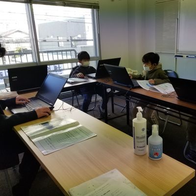 課題に取り組む授業風景