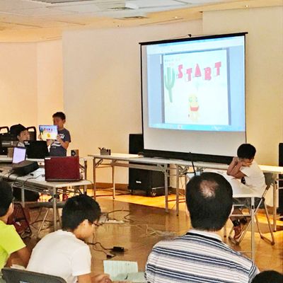 日ごろの学習成果を発表する、大会を実施しています。全国約100教室の生徒たちが、地域の枠を超えてプログラミングのスキルを高め合います。