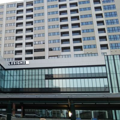 京王線府中駅南口より徒歩1分！雨にも濡れずに通うことができます！