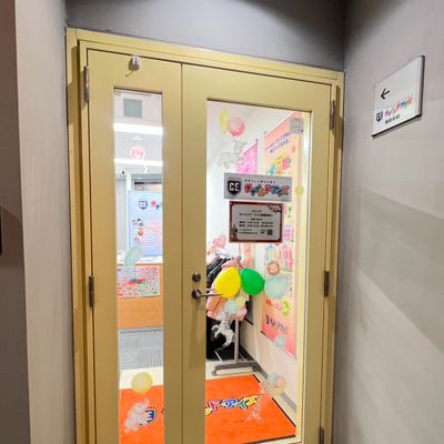 エレベーターか階段で2階にお上がりいただくと、黄色いガラス扉がございます。こちらが当校の入口です。