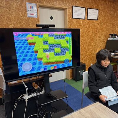 発表会で自分の作品をプレゼンしています。