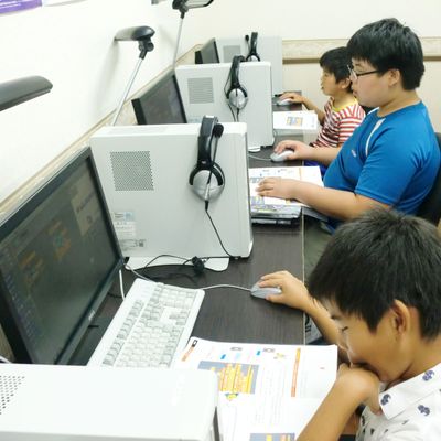 ともに学ぶお友達と、作品を見せ合うことも。お互いの良さや違いを分かりあい、刺激を受けて成長していきます。