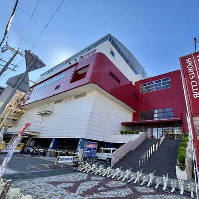 赤い看板が目印！コナミスポーツクラブ明石内の教室です。