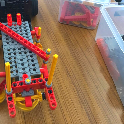 ロボット教室の様子でロボットの動きを確認しています。