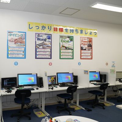 パーティションで区切られた座席で集中して受講頂けます。