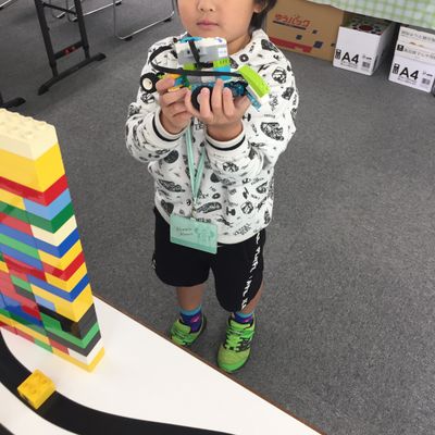作った作品を持って2