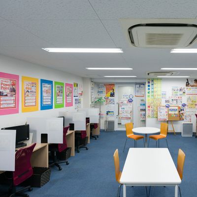 受講生機間にはパーテーションを設置しています。