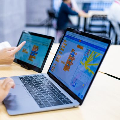 小学生向けのScratch、3Dゲームが作れるUnity・Roblox、大注目のPython、iosアプリが作れるSwiftまで本格的な内容が選択可能！