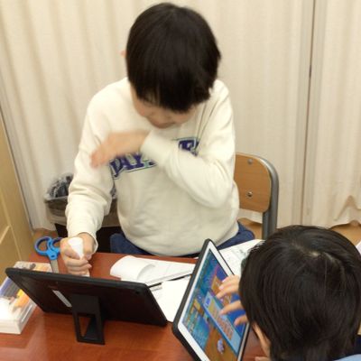 時にはみんなで相談しながら一つの作品を作り上げることもあります。