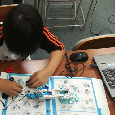ロボットの組み立てから学べます