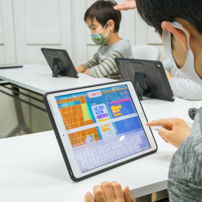 楽しみながらもみんな真剣です(^^)iPadにてレッスンを行います！