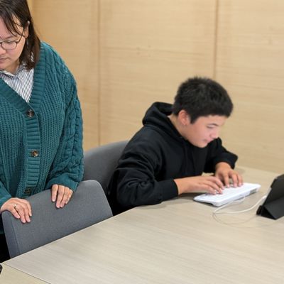 プログラミング教育「HALLO」あいコムこうか土山校のレッスン風景です。静かできれいな教室で集中して学んでいただけます。
