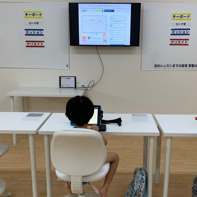 当校教室でのレッスンを行っている写真です。 広い机で落ち着いて学ぶことができます。 生徒同士でコミュニケーションを取りながら楽しく学んでいます。