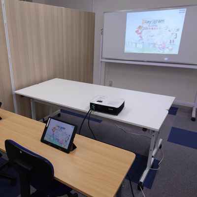 レッスンはこのような部屋で実施します 作成した作品はプロジェクターを使用して発表します