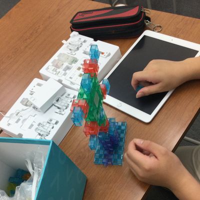 ブロックとiPadで授業が進みます。