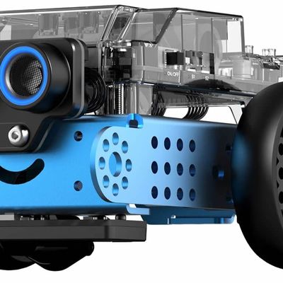 青色の憎めないやつ。小さいけど頭はすごく良いロボットです。
