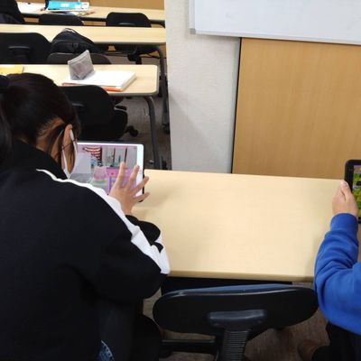 レッスン風景です。中学生は1対5まで対応可能です。