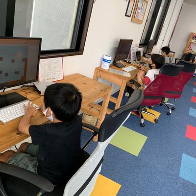 低学年の子ども達も集中して取り組んでいます