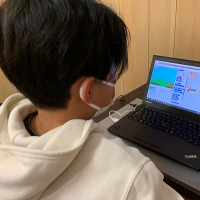 各個人が集中してパソコンに向かえる環境づくりをしています。