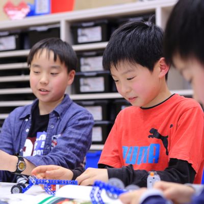 自分で考えたりイメージしたことを、ブロックで表現します。