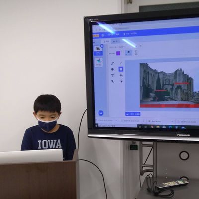 授業の最後に作った作品の発表をしています