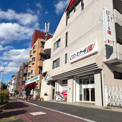  バス停「県営住宅前」より徒歩1分/バス停「栄町公園」より徒歩3分