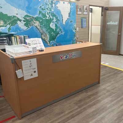 こちらのフロントから教室にご案内いたします