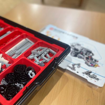 細かなパーツからなるロボットを形成します。大人からも好評の教材です！