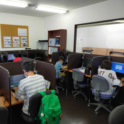 集中して学べる環境を整えています。十分なスペックのPCで、快適にプログラミングができます（みなみ野教室）