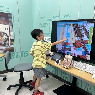 月に一度の発表会で、学んだプログラミングを活用してオリジナルの表現を皆の前で披露して頂きます。