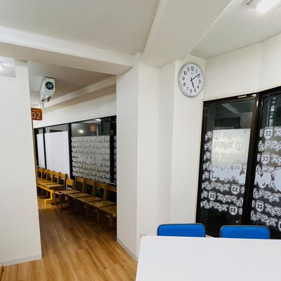 入口すぐの廊下です。どこの部屋で授業かな～。