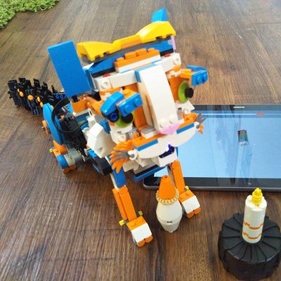 レゴを組み立てて、タブレットでプログラミングを行い、通信し、動かします
