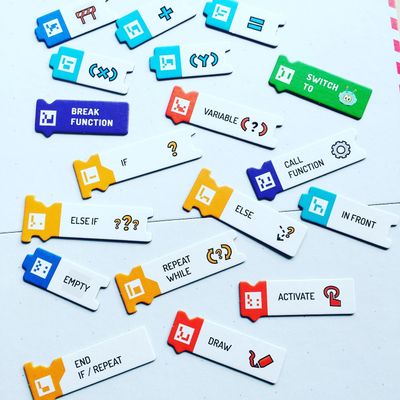 年長から英語のコードに触れることができる！カラフルな英語のパネルを使い、楽しみながらプログラミングが学べます。