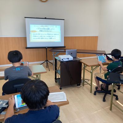 子ども達が楽しみながら考え、成長できるレッスンを目指しています！またお子様一人ひとりのレベルや個性に合わせてレッスンを進め、目標が達成できた時には褒めることを大事にしています！
