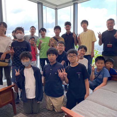 Pythonクラス受講生のIT企業見学の様子