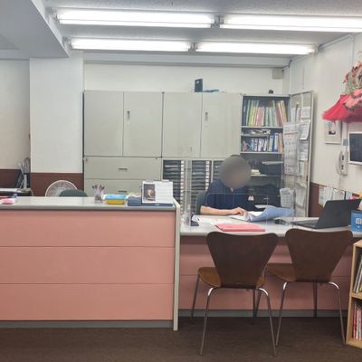 受付カウンターには午前10:00より受付スタッフが常駐しています