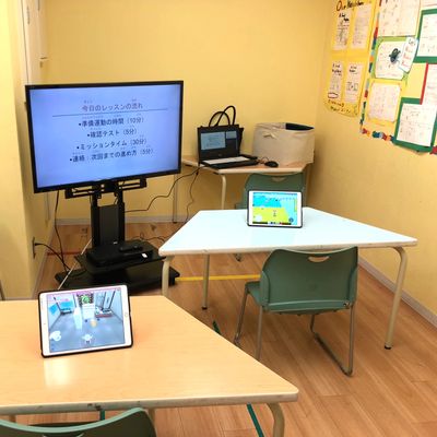 タブレットを使用。ゲーム感覚で本格的なプログラミングの基礎知識を学べるので、初心者でもタッチパネルで簡単に学ぶことができます！