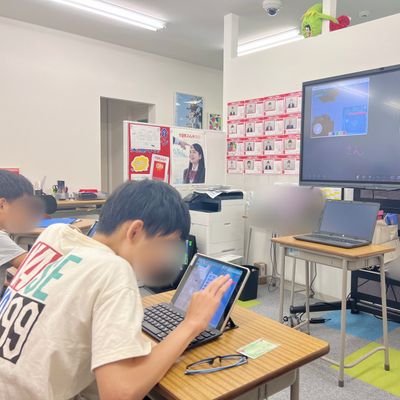 大きいスクリーンで画面を共有して授業を行うこともございます。