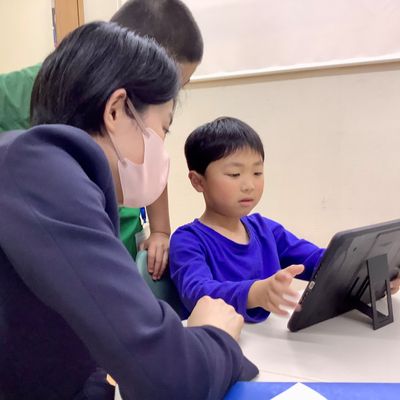 自分で作った作品を、同じクラスのお友達に発表する時間があります！