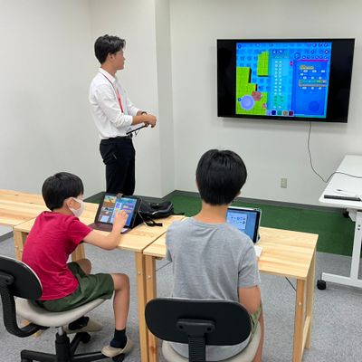 ３人まで同時にレッスンすることができます。プロジェクターを使ってレッスンを行ったり、作成したステージの発表を行うこともございます。
