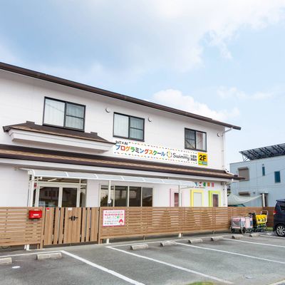 駐車場あり！つぶくいちご保育園の2階がスクールとなります。