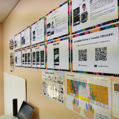 教室には生徒のコンテスト作品が掲示してあります