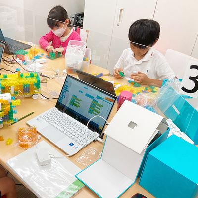 年に1回開催のコンテスト(国際大会 KOOV Challenge)に向けた作品づくりの様子。いつもよりも時間をかけてプログラミングや組み立てに取り組み、学びの成果を発揮しよう！【2023年8月撮影】