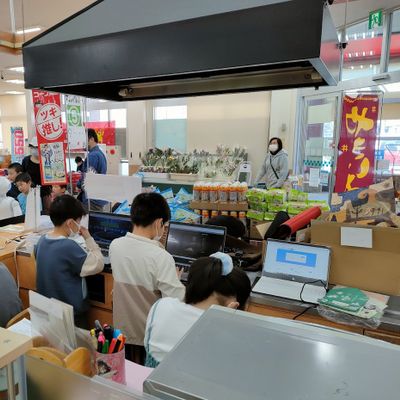 地域のスーパーマーケットで学習の成果を披露