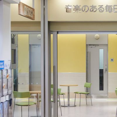 建物内で一番府中駅に近いエレベーターで4階に上がってすぐ！