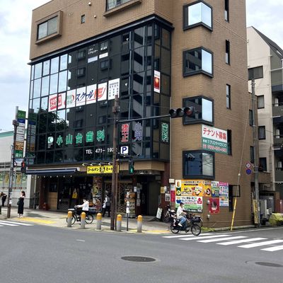 東久留米駅西口を出てロータリー正面を進み「スギ薬局 東久留米駅前店」さん隣