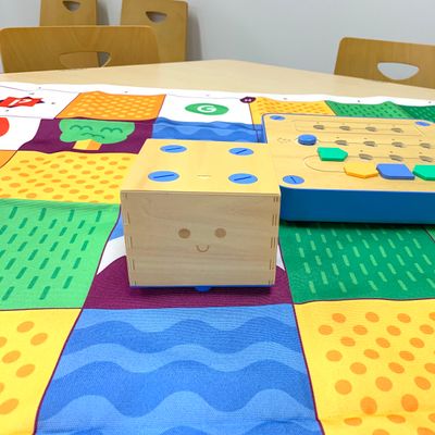 幼児はキュベットを使って木の玩具でプログラミングを学びます