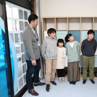皆で集まって話をしています。