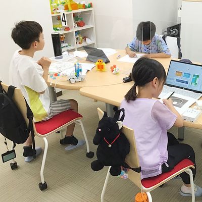 年に1回のコンテスト(国際大会 KOOV Challenge)の作品づくり。同じ目標に向かう仲間の工夫に刺激を受けながら、いつも以上に夢中で取り組む姿が見られます。【2024年8月撮影】